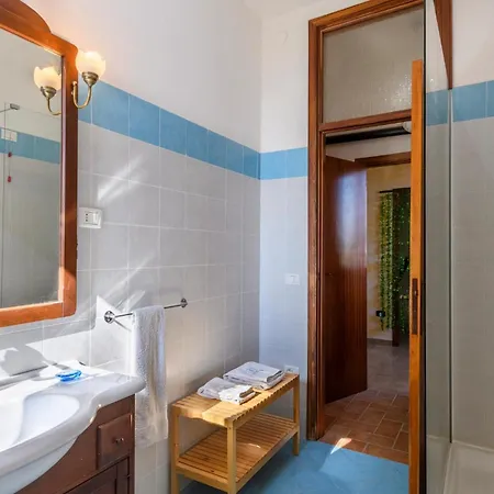 4 Bedroom Lovely In Montefelcino